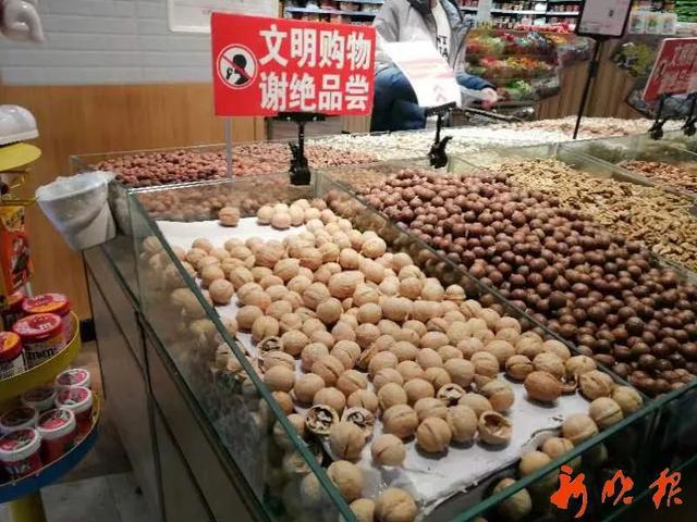 哈市某超市散装食品卫生状况堪忧 敞口售卖与徒手接触引发关注